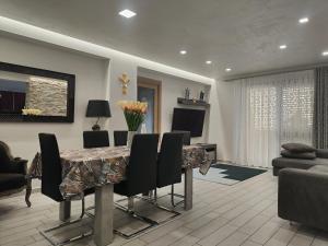 ピネートにあるHomiday - Residence K1 - SciKKosoのテーブルと椅子のあるダイニングルーム