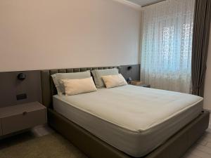 ピネートにあるHomiday - Residence K1 - SciKKosoのベッドルーム1室(白いシーツが敷かれた大型ベッド1台、窓付)