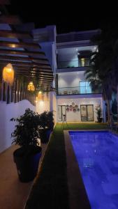 DraïdにあるOasis TIFNIT Villa with Pool View No vis A visの夜間のスイミングプール付きの建物