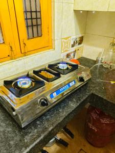 einen Herd mit Backofen auf einer Küchentheke in der Unterkunft Om Home Stay 3Bhk Near Ram Mandir in Ayodhya