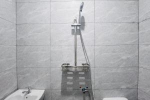 Ένα μπάνιο στο Urbanview Hotel near DC Mall Crown Homestay Batam