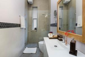 Bilik mandi di Ayuda Sanctuary Wellness Boutique