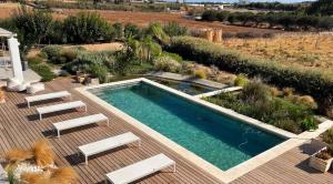 Bazén v ubytování Villa KLAR, on the Outskirts of Naousa , Paros nebo v jeho okolí