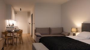 ウェバにあるNadmorska Florina, Sun & Snowのベッドとソファとテーブルのある寝室 +7枚の写真