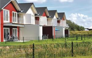 ダゲビュルにあるStunning Home In Dagebüll With Kitchenの赤白の家並み