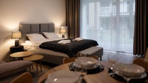 ウェバにあるNadmorska Florina, Sun & Snowのベッドルーム1室(ベッド1台、ワイングラス付きのテーブル付)