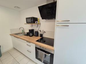 eine Küche mit Spüle und Kühlschrank in der Unterkunft Maison de Bourg St Amand 5pers 15min Puy du Fou in Saint-Amand-sur-Sèvre