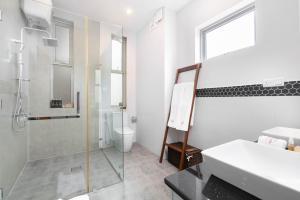 Bilik mandi di Ayuda Sanctuary Wellness Boutique