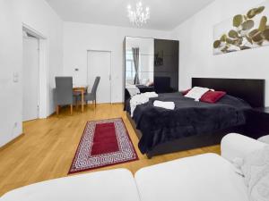 a bedroom with a bed and a living room at Three-Bedroom Sanctuary, King-Size Beds in Vienna