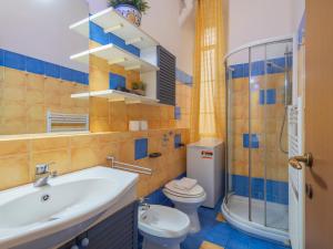 Un baño con lavabo, inodoro y ducha. en New Apartment in downtown close to Duomo, en Milán 26 fotos más