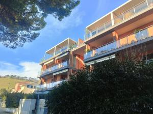 ピネートにあるHomiday - Residence K1 - SciKKosoの側面にバルコニーがあるアパート