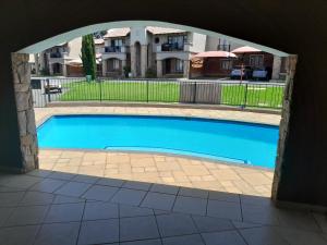 Piscina a Lovely 1-bedroom in secure complex with pool o a prop