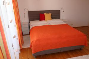 Postel nebo postele na pokoji v ubytování Hotel Gästehaus Neubauer