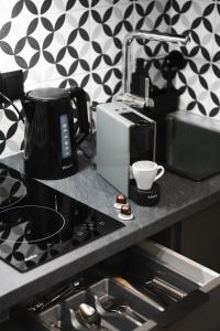 Příslušenství pro přípravu čaje a kávy v ubytování Platinia Premium Apartments