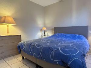 a bedroom with a blue bed and a dresser at Appart 2 pièces 4 couchages BANYULS SUR MER BN260-100 in Banyuls-sur-Mer