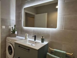 a bathroom with a sink and a mirror at Appart 2 pièces 4 couchages BANYULS SUR MER BN260-100 in Banyuls-sur-Mer +14 photos