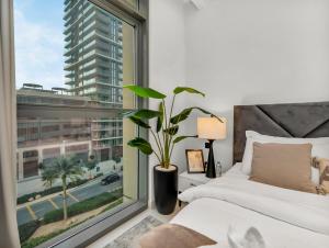 - une chambre dotée d'une grande fenêtre avec une plante dans l'établissement Designer Large 1 BR with Private Beach Infinity pool in Dubai Harbour, à Dubaï 42 autres photos