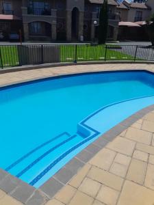 Piscina a Lovely 1-bedroom in secure complex with pool o a prop