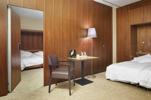 Llit o llits en una habitació de Hotel du Commerce