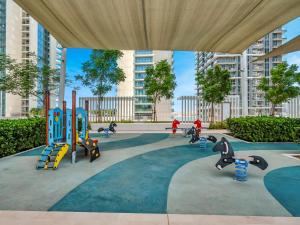 une aire de jeux dans une ville avec des bâtiments en arrière-plan dans l'établissement Designer Large 1 BR with Private Beach Infinity pool in Dubai Harbour, à Dubaï