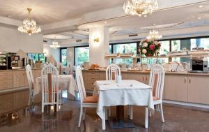 Kuchyň nebo kuchyňský kout v ubytování Parc Hotel Flora S