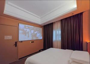 Cama o camas de una habitación en Super Time Monster Esports Hotel Shenzhen Nanshan Subway Station Branch