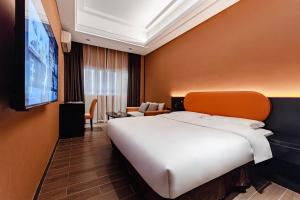 Una habitación de hotel con una cama y un televisor de pantalla plana. en Super Time Monster Esports Hotel Shenzhen Nanshan Subway Station Branch, en Shenzhen
