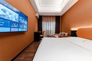 Una habitación de hotel con una cama y un televisor de pantalla plana. en Super Time Monster Esports Hotel Shenzhen Nanshan Subway Station Branch, en Shenzhen 37 fotos más