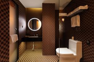 Un baño con inodoro, lavabo y espejo. en Super Time Monster Esports Hotel Shenzhen Nanshan Subway Station Branch, en Shenzhen
