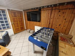 Η αίθουσα παιχνιδιών του Chalet sous les sapins, calme, superbe vue avec piscine et sauna