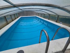Πισίνα στο ή κοντά στο Chalet sous les sapins, calme, superbe vue avec piscine et sauna