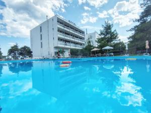 The swimming pool at or close to Siagas Beach Hotel