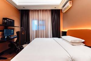 Cama o camas de una habitación en Super Time Monster Esports Hotel Shenzhen Nanshan Subway Station Branch