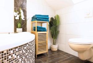 ホーフにあるBali Apartment Hof, Küche, Parkplatz, 24h digital checkin, WLan250MBitのトイレと洗面台付きのバスルーム +35枚の写真