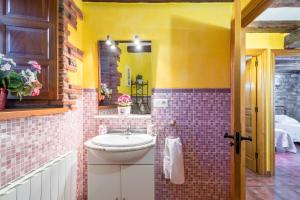 un baño con lavabo y espejo en Apartamento Juntana 1, en Villacarriedo 20 fotos más
