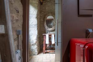 AS Palau dels Alemanys Suites Boutique Monument的一间浴室