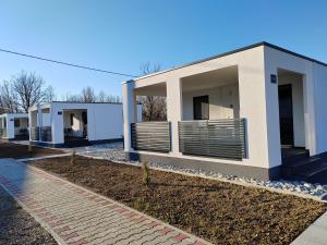 MirenPrenočišča Kogoj的街道上一排单元房