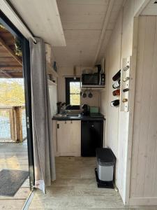 Les Cabanes de Lara的厨房或小厨房