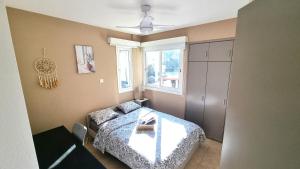 Un dormitorio con una cama y un sofá y una ventana. en 5 Min Walk to Beach, Perfect Seaside Escape 3BR Shared Apartment, en Lárnaca 20 fotos más