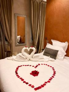 Giường trong phòng chung tại Residence du Louvre - Apartments - Prime location Palais & Croisette - Luxury Stay by LRA Cannes