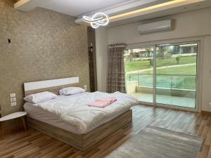 Postel nebo postele na pokoji v ubytování Luxury 4 Bedroom Villa at Gardenia City Compound + 23 fotografií