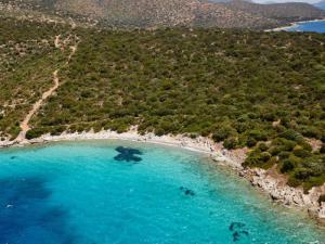 - une vue aérienne sur une plage d'eau bleue dans l'établissement Saraçoğlu vip bodrum, à Bodrum City