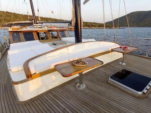 un bateau avec une table sur une terrasse en bois dans l'établissement Saraçoğlu vip bodrum, à Bodrum City