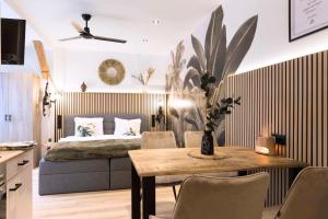 a bedroom with a bed and a table and chairs at BaliApartment Hof, Küche, Parkplatz, 24h digital checkin, WLan250MBit in Hof