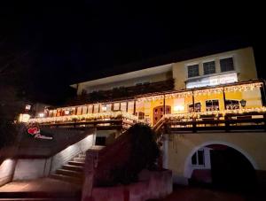 LenzingAustria Traveller Hotel Lenzing的晚上亮着圣诞灯的建筑物