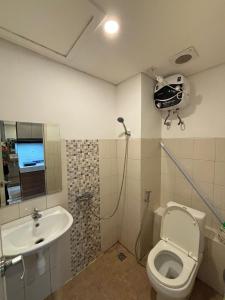 Ένα μπάνιο στο UVroomOfficial Apartment Riverview Tower Mahakam