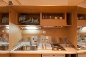 Η κουζίνα ή μικρή κουζίνα στο Acropolis Luxury Apartment +13 φωτογραφίες