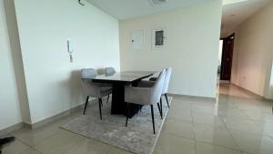 Posedenie v ubytovaní SeaView Beachfront with pool,sauna,jacuzzi,gym,cafe