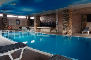 a large swimming pool in a hotel room at Rila Residence - next to Pirin Golf in Razlog