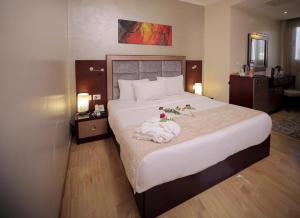 Voodi või voodid majutusasutuse Cairo Taj Hotels & Suites - Dokki toas